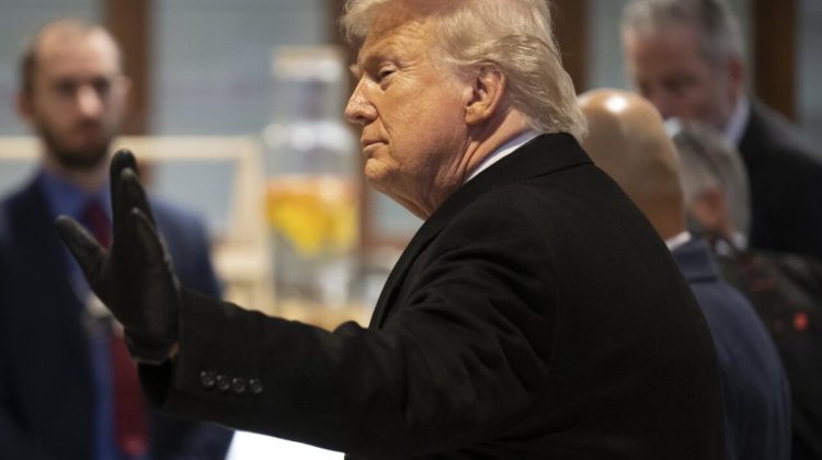 El presidente de EE.UU., Donald Trump, habla con los medios de comunicación al salir después de su primer día en la 56ª reunión anual del Foro Económico Mundial (WEF) en Davos, Suiza, 21 de enero de 2026. La cumbre de 2026, que se celebra del 19 al 23 de enero bajo el tema 'Un espíritu de diálogo', reúne a líderes políticos globales, ejecutivos corporativos y científicos para abordar los desafíos internacionales. (Suiza) EFE/EPA/GIAN EHRENZELLER