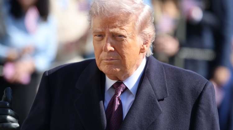 El presidente de Estados Unidos, Donald Trump, habla en la Casa Blanca, en Washington (EE.UU.). EFE/ Octavio Guzmán