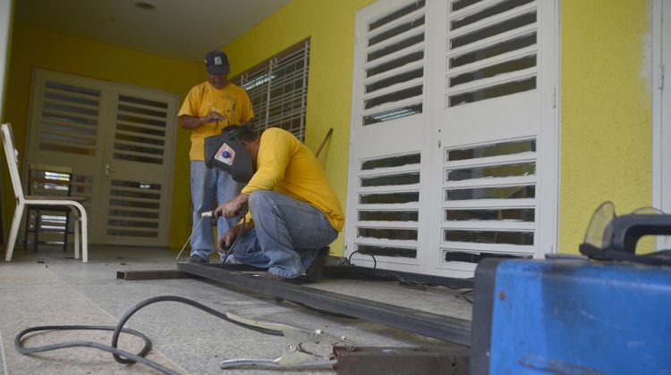 Trabajadores aseguran ventanas