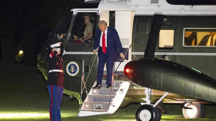 WASHINGTON, DC (United States), 22/09/2025.- US President Donald Trump (C) returns to the White House after the funeral of slain conservative activist Charlie Kirk; in Washington, DC, USA, 21 September 2025. The president did not take any questions from reporters. EFE/EPA/JIM LO SCALZO / POOL
