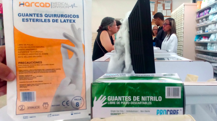 Un par de guantes detallados están en Bs. 9.500