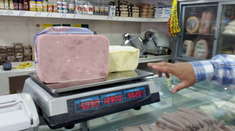 Un sueldo minimo se necesita para comprar un kilo de jamón y queso