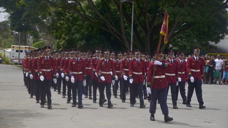 Uniformes militares son iguales en todos los planteles