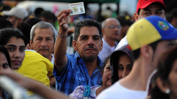 Venezuelans cross the Simon Bolivar bridge linking San Antonio del Tachira, in Venezuela with Cucuta in Colombia, to buy basic supplies on July 17, 2016.
Thousands of Venezuelans again poured into the Colombian city of Cucuta on Sunday, profiting from the brief reopening of a long-closed border to buy food and medicine.  / AFP PHOTO / GEORGE CASTELLANOS