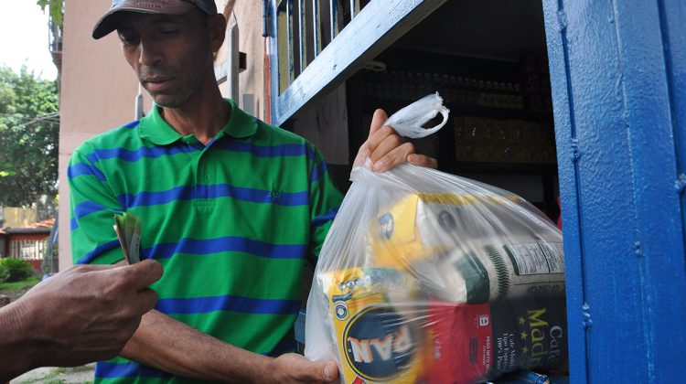 Vecinos de la comunidad compraron productos de la cesta básica