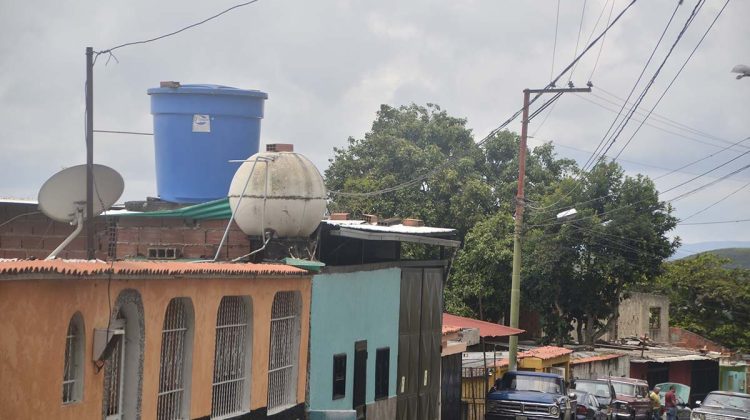 Vecinos resuelven almacenando agua en tanques