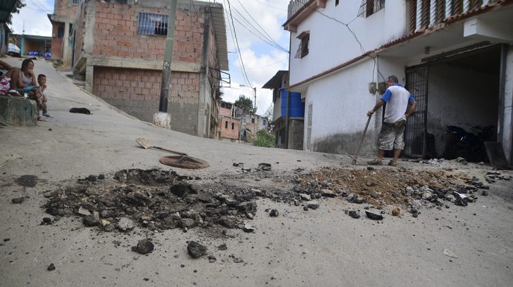 Vecinos trabajan en pro de su comunidad