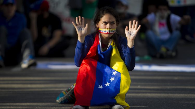 CAR41. CARACAS (VENEZUELA), 16/02/2014.- Una mujer participa en una manifestación de la oposición venezolana hoy, domingo 16 de febrero de 2014, cerca a la Plaza Altamira en Caracas (Venezuela). Cientos de personas se concentraron pacíficamente hoy en el este de la capital venezolana para continuar con las manifestaciones contra el Gobierno venezolano y para exigir la libertad de los de los detenidos en las marchas que se han desarrollado a lo largo de la semana. EFE/Miguel Gutiérrez