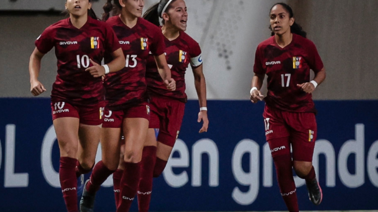 Vinotinto-Femenina-Su-20