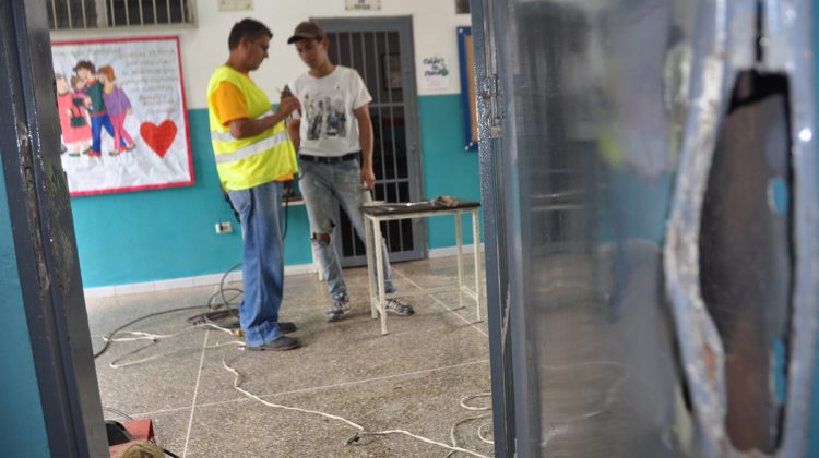 Violentaron las puertas para ingresar a la institución