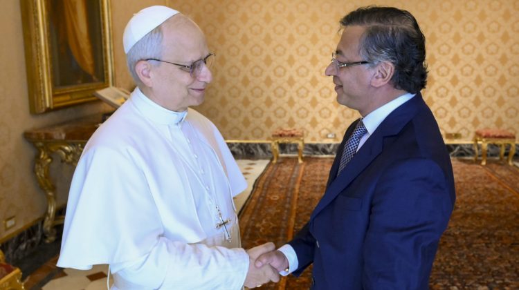 CIUDAD DEL VATICANO (VATICANO), 19/05/2025.- El papa León XIV durante su encuentro con el presidente de Colombia, Gustavo Petro (d) este lunes en el Vaticano. EFE/ Dicasterio de la Comunicación del Vaticano / Mario Tomassetti / SOLO USO EDITORIAL/SOLO DISPONIBLE PARA ILUSTRAR LA NOTICIA QUE ACOMPAÑA (CRÉDITO OBLIGATORIO)