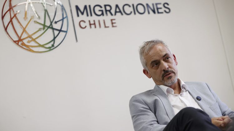 AME3628. SANTIAGO (CHILE), 24/01/2025.- El Director del Servicio Nacional de Migraciones, Luis Eduardo Thayer, habla durante una entrevista con EFE, este miércoles en Santiago (Chile). Chile no incentivará nuevos flujos migratorios ni cambiará su política migratoria fronteriza por una crisis en algún país de la región, dijo a EFE Thayer, ante una posible llegada masiva de extranjeros al país suramericano, tras las investiduras de Nicolás Maduro, en Venezuela, y Donald Trump, en Estados Unidos. EFE/ Elvis González