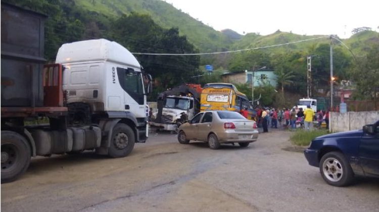 accidente-las-majaguas.-bus-san-sebastian-de-los-reyes-guarico