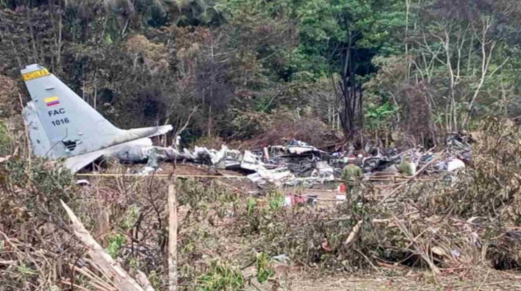AME6887. PUERTO LEGUIZAMO (COLOMBIA), 23/03/2026.- Fotografía que muestra el avión Hércules C-130 de la Fuerza Aérea Colombiana (FAC) accidentado este lunes, en Puerto Leguizamo (Colombia). El accidente de un avión Hércules C-130, que cayó a tierra tras despegar con 125 personas a bordo desde la ciudad amazónica de Puerto Leguízamo, en el departamento del Putumayo, dejó al menos ocho militares muertos y 83 heridos, mientras se desconoce la suerte de los otros 34 ocupantes. EFE/ Miputumayo.com.co/ MÁXIMA CALIDAD DISPONIBLE