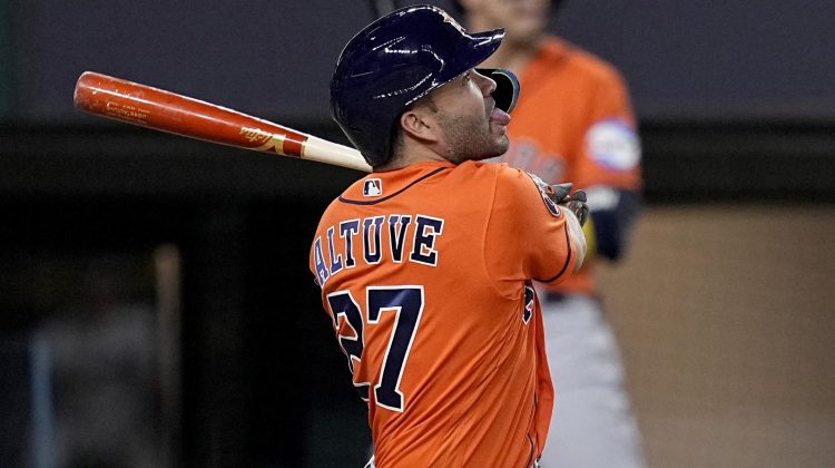 Arlington (United States), 20/10/2023.- Houston Astros Jose Altuve watches his ball go over the left field fence for a three run home run off Texas Rangers relief pitcher Jose Leclerc during the ninth inning of game five of the Major League Baseball (MLB) National League Championship Series playoffs between the Houston Astros and the Texas Rangers at Globe Life Field in Arlington, Texas, USA, 20 October 2023. The League Championship Series is the best-of-seven games. (Liga de Campeones) EFE/EPA/KEVIN M. COX