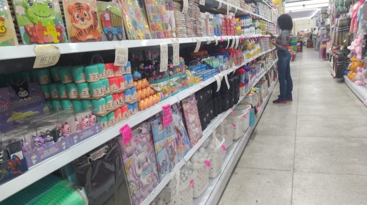 anaqueles llenos