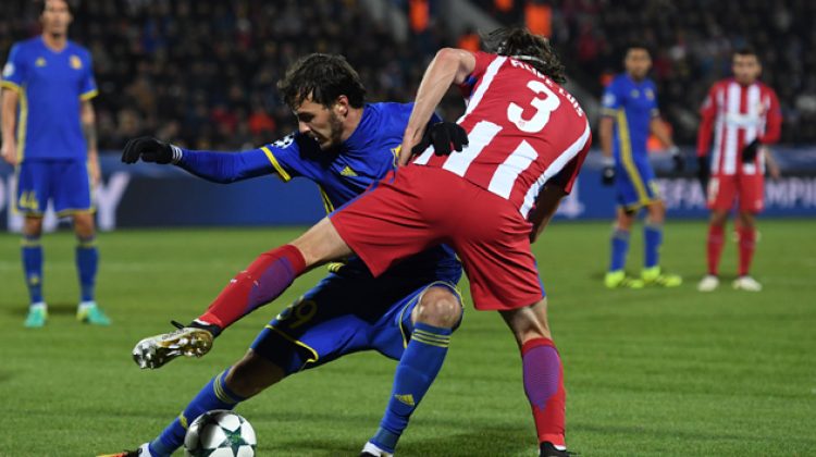 Rostov's midfielder Aleksandr Erokhin (L) and Atletico Madrid's Brazilian defender Filipe Luis vie for the ball during the UEFA Champions League football match between FC Rostov and Club Atletico de Madrid in Rostov-on-Don on October 19, 2016. / AFP PHOTO / Kirill KUDRYAVTSEV