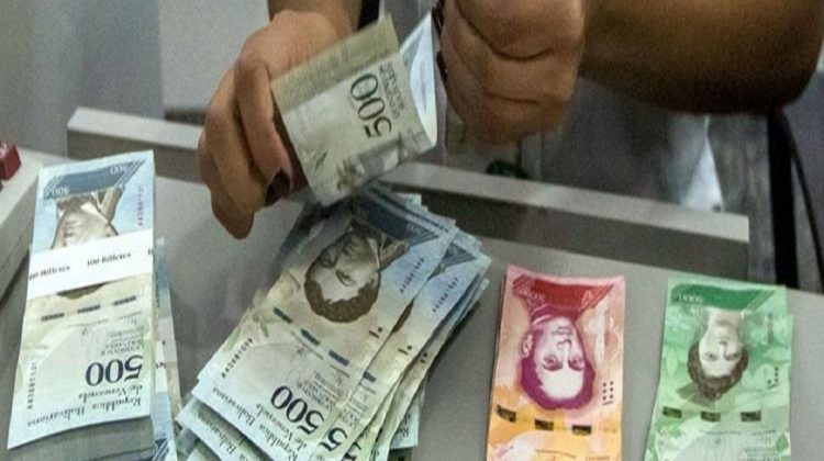 aumento-salarial-dinero-bolivares-pago-2481194074