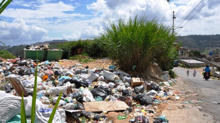 basura en colinas del paso