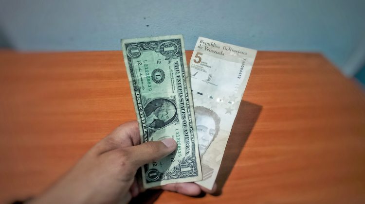 bolivares y dolar, luis maizo