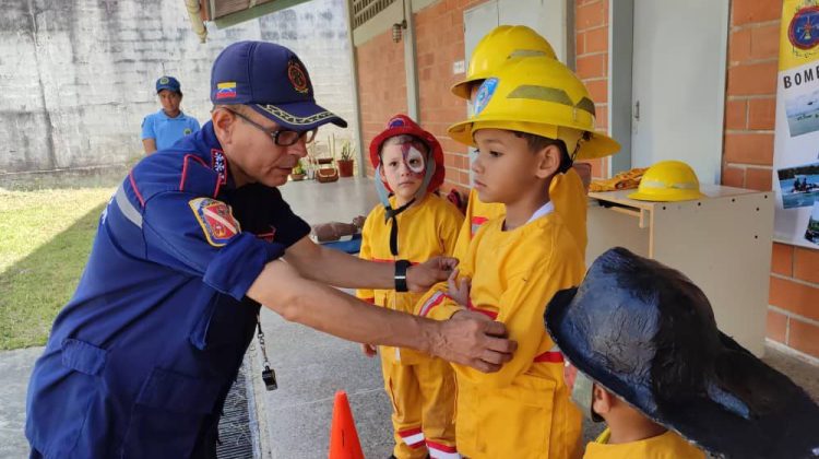 bomberos-educan-a-los-niños-en-materia-de-seguridad