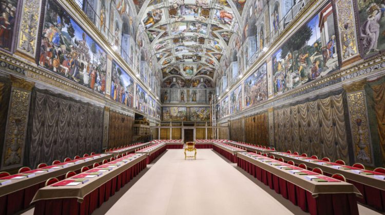 CIUDAD DEL VATICANO, 06/05/2025.- Los 133 cardenales que elegirán al nuevo papa se encerrarán desde mañana en la Capilla Sixtina, ante el fresco de Juicio Final de Miguel Ángel y donde todo está ya preparado, aseguró hoy la directora de los Museos Vaticanos, Barbara Jatta. EFE/ Simone Risoluti / Vatican Media SÓLO USO EDITORIAL / SÓLO DISPONIBLE PARA ILUSTRAR LA NOTICIA QUE ACOMPAÑA (CRÉDITO OBLIGATORIO)