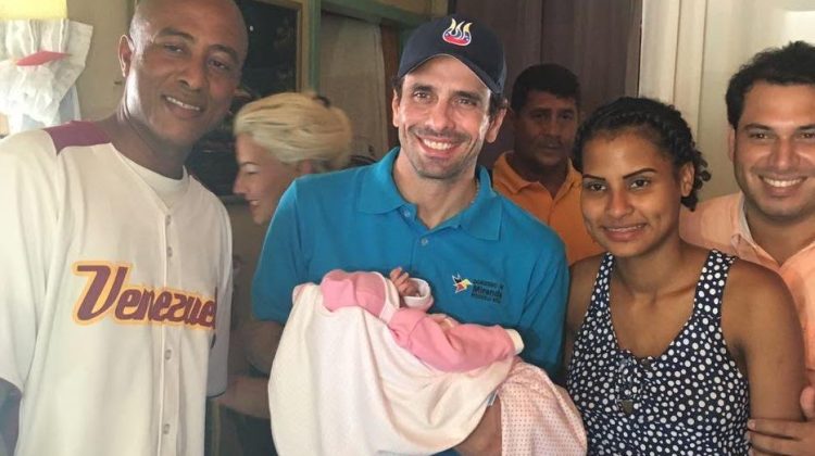 capriles entregó regalos