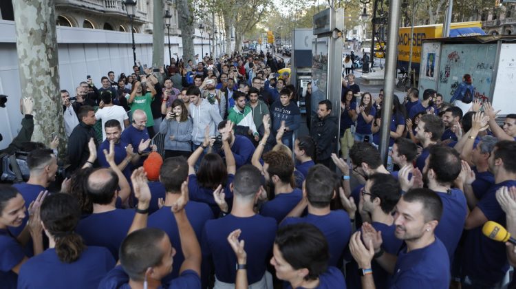 cola-ante-tienda-apple-paseo-gracia-para-adquirir-los-nuevos-iphone-iphone-plus-este-viernes-barcelona-1474007910002