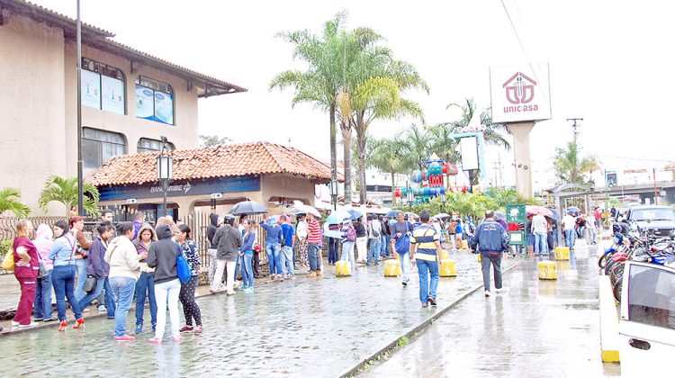 cola en la casona