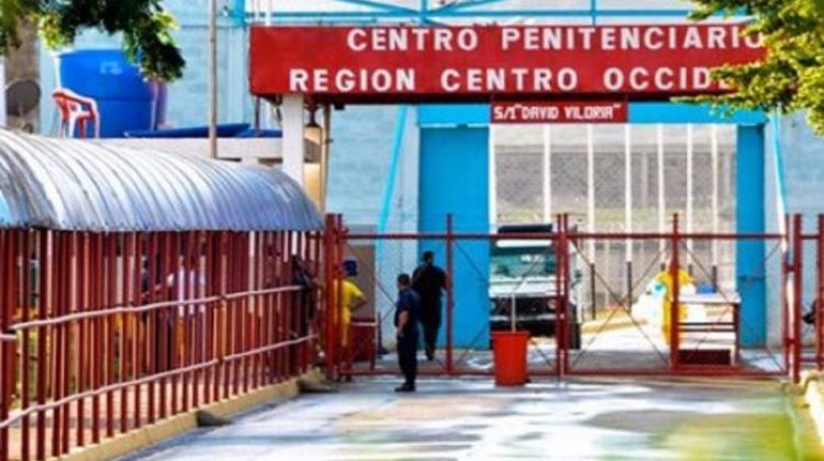 con_una_tabla_de_madera_y_un_bate_de_aluminio_golpearon_a_los_presos_de_uribana-2019-696x406