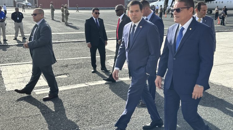 AME6572. CIUDAD DE PANAMÁ (PANAMÁ), 03/02/2025.- El secretario de Estado de Estados Unidos, Marco Rubio (2-d), camina junto al ministro de Seguridad Pública de Panamá, Frank Abrego (d) este lunes, en la pista del Aeropuerto Internacional Marcos A. Gelabert en la Ciudad de Panamá (Panamá). Rubio estuvo presente en el proceso de deportación de migrantes desde Panamá hacia Colombia, que forma parte de un acuerdo con los Estados Unidos para costear esas repatrIaciones.En este vuelo devolvieron a 43 colombianos, 32 hombres y siete mujeres, entre deportados y expulsados, por delitos como trata de personas, agresión sexual, relacionados con drogas y evasión de puestos de control fronterizos, según la información oficial suministrada. EFE/ Bienvenido Velasco