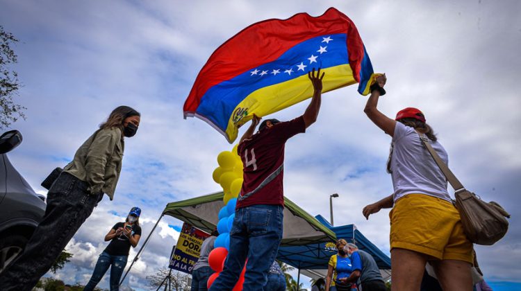 En la imagen, ciudadanos venezolanos en el Doral Central Park, en Doral, Miami-Dade, Florida (EE.UU.). EFE/ Giorgio Viera/Archivo