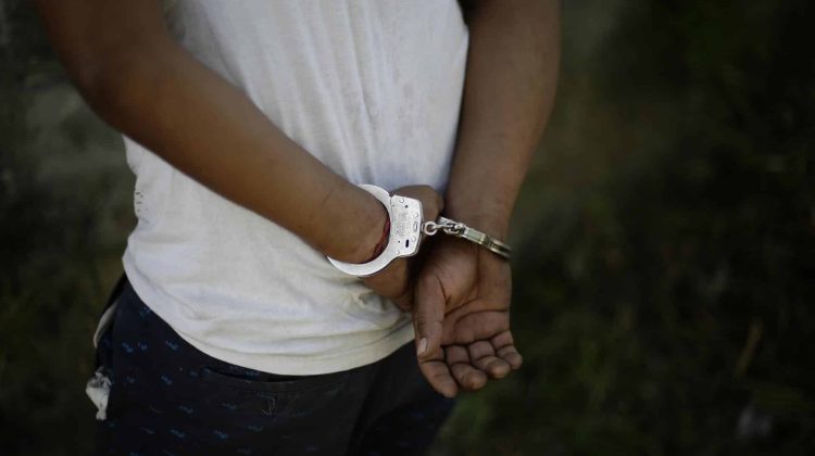 Un total de 12 personas han sido detenidas en Florida (EE.UU.) por un caso de "trata de personas a gran escala" ocurrido en el condado de Pasco y que involucró a una adolescente de 15 años, que al escapar de su casa vivió al menos dos semanas de agresión sexual y trabajos en clubes de estriptis, informaron las autoridades. Imagen de archivo. EFE/ Rodrigo Sura