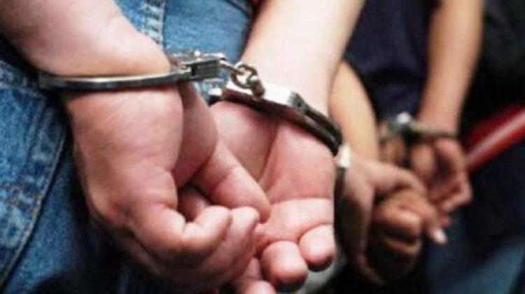 detenidos-esposados-700x352-1-qkeapdoq7eujdbwcrqatopqcenh4uifd5wyw3azqp4