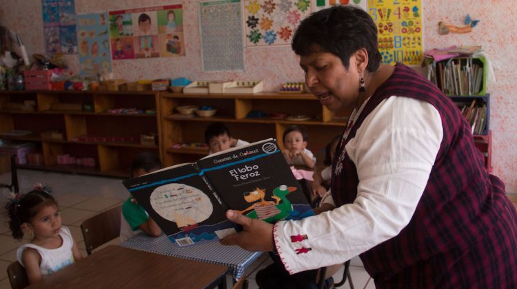 CIUDAD DE MÉXICO, 19AMARZO2019.- Las maestras, Elizabeth Fuentes Luis, Ramóna Vargas Sandoval e Isabel Virginia Ferrer Durán, trabajan en la estancia infantil Centro Comunitario Madres Educadoras y mujeres Por EL Bienestar Infantil A.C. Casa Libertad ubicado en donde antes antes se encontraba la Ex Cárcel de Mujeres en Iztapalapa y ahora se encuentra la Casa Libertad UACM. Atienden alrededor de 60 niños desde 1 año hasta los 6 años. Su plan de estudio constructivista enseñan a los niños desde pequeños a levantar su plato de la mesa, trabajar en equipo, lavarse los dientes, ir al baño, entre otras actividades. La institución no recibe ningún apoyo gubernamental desde que inicio labores –hace 18 años- por lo que carece de materia prima y le falta mantenimiento, pese que entre las maestras se organizas para las actividades de limpieza y pintura. La cuota mensual que dan los padres son de $870 pesos; los niños tienen un horario de 8 am hasta las 17 horas. 
FOTO: ANDREA MURCIA /CUARTOSCURO.COM