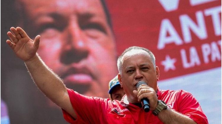 diosdado-cabello-mano-arriba-1435303-750x500