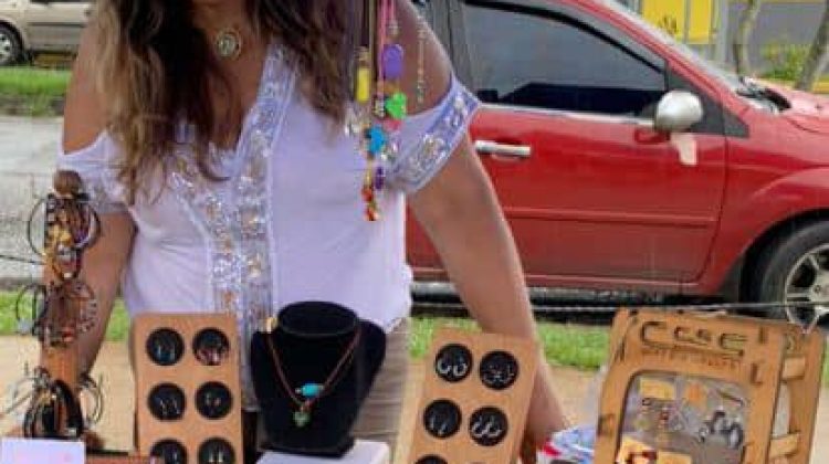 emprendedores-exponen-en-el-mercado