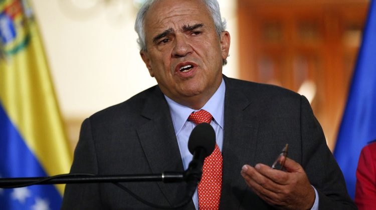 Secretary General of the Union of South American Nations (UNASUR) Ernesto Samper, speaks to the media after a meeting with Venezuela's President Nicolas Maduro in Caracas March 6, 2015. The countries of UNASUR will support in the distribution of essential goods to Venezuela, said on Friday the secretary general of the regional bloc, at a time when the oil country is experiencing a persistent shortage of food, medicine and perfumery. REUTERS/Carlos Garcia Rawlins (VENEZUELA - Tags: POLITICS)