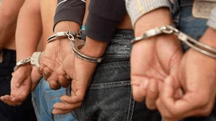 esposados-en-grupo-1-615x375