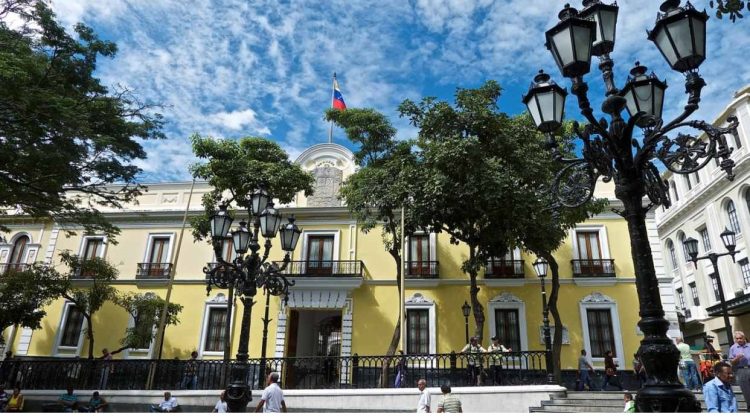 fachada-casa-amarilla-actual-163635