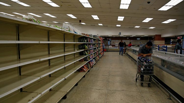 People buy food and other staple goods inside a supermarket in Caracas, Venezuela June 30, 2016. REUTERS/Mariana Bazo     TPX IMAGES OF THE DAY