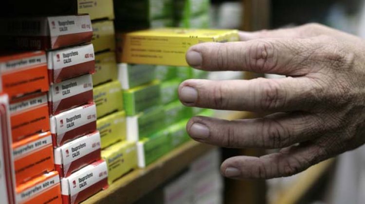 A pharmacist arranges boxes of medicine in a drugstore in Caracas January 4, 2011. Venezuela's government warned on Monday it was on the lookout for "speculators" after its second devaluation of the bolivar in less than a year stirred fears of price rises in the South American OPEC member nation. Economists fear prices will soar now the government has eliminated the strongest foreign exchange rate, of 2.6 bolivars to the dollar, that the government had preserved for essential imports, including food staples and pharmaceuticals. REUTERS/Gil Montano (VENEZUELA - Tags: POLITICS BUSINESS HEALTH)