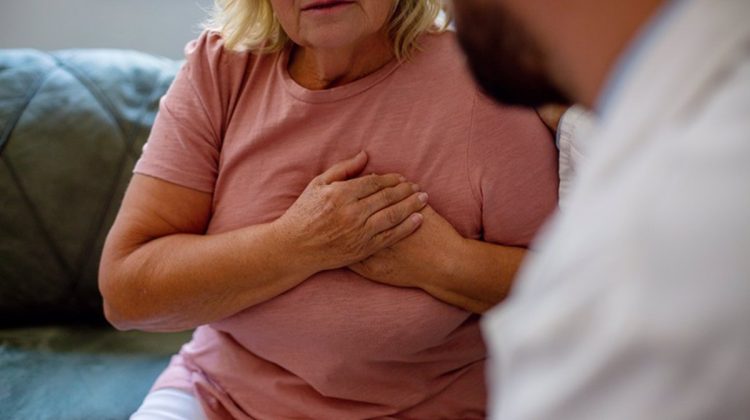 Mujer mayor está sentada y sosteniendo su pecho durante la cita con el médico. Salud Cardiovascular.
SALUD
SNEKSY/ ISTOCK