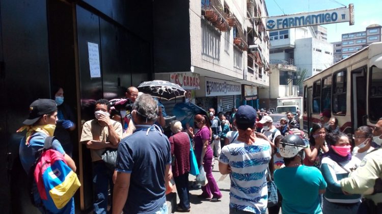 gente comprando comida