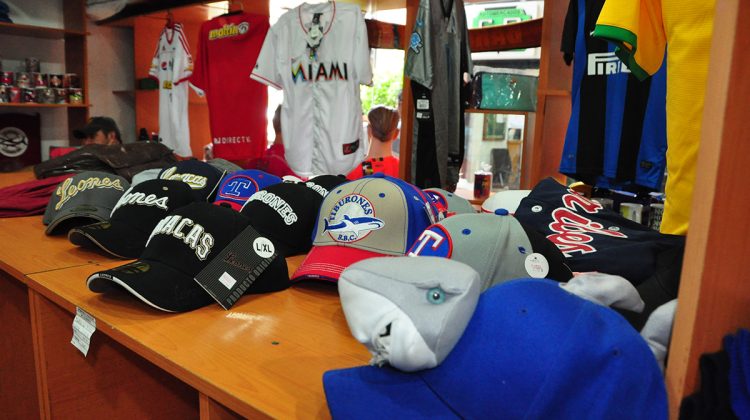 gorras y camisas