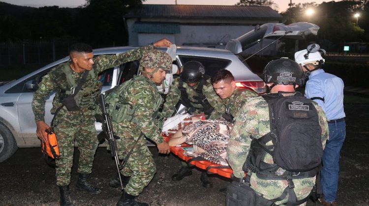 AME1971. EL TARRA (COLOMBIA), 16/01/2025.- Fotografía cedida por la Brigada 30 del Ejército Nacional de Colombia de integrantes del de las Fuerzas Militares trasladando a una persona herida este jueves, en El Tarra (Colombia). La violencia estalló este jueves entre la guerrilla del Ejército de Liberación Nacional (ELN) y el Estado Mayor Central (EMC), una de las disidencias de las antiguas FARC, en la convulsa región del Catatumbo, en el noreste de Colombia, donde se cobró la vida de por lo menos cuatro firmantes del acuerdo de paz. EFE/ Brigada 30 del Ejército Nacional /SOLO USO EDITORIAL/SOLO DISPONIBLE PARA ILUSTRAR LA NOTICIA QUE ACOMPAÑA (CRÉDITO OBLIGATORIO)