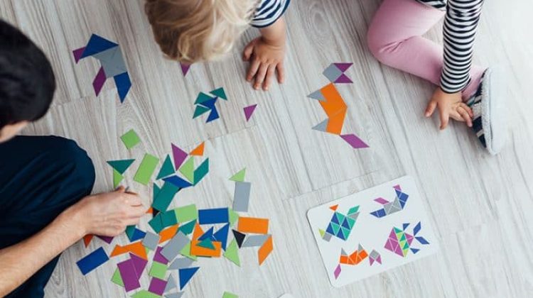 kids-dad-puzzle-play_credit-shutterstock-700x525