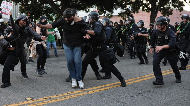 Agentes de la Policía fueron captados este martes, 10 de junio, al detener a un ciudadano, durante las protestas contra las redadas a migrantes presuntamente indocumentados y la presencia de la Guardia Nacional, en Los Ángeles (CA, EE.UU.). EFE/Allison Dinner