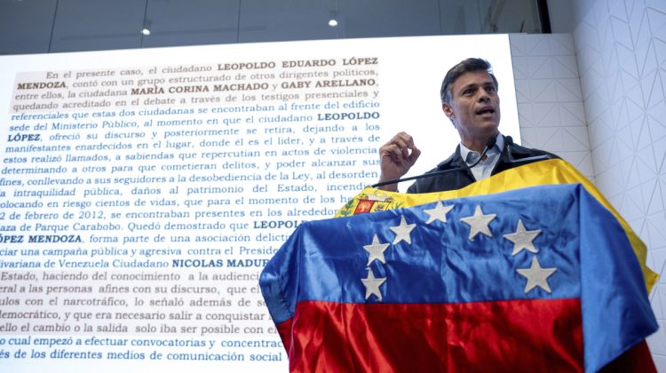 MADRID, 27/10/2025.- El opositor venezolano Leopoldo López ofrece una rueda de prensa este lunes en Madrid para denunciar la solicitud de Nicolás Maduro de retirarle la nacionalidad. EFE/ Daniel González