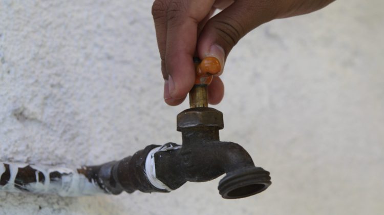 Puebla, Pue 30 Diciembre 2010.- 
Aspecto de una llave de agua que no tiene servicio debido a la escasez del vital líquido en diversas partes de la ciudad. El Sistema Operador de Agua Potable y Alcantarillado de Puebla (Soapap) informó que el próximo 31 de diciembre es el último día para pagar por adelantado el servicio de agua, drenaje y saneamiento del año 2011 con 20% de descuento para usuarios de Cuota Fija.
//Agencia Enfoque//